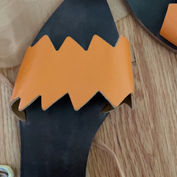 Adorable sandals worn once - Picture 2 of 4